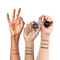 Tres manos levantadas, mostrando los diferentes tonos de pomada para cejas.