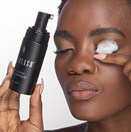Modelo negra con cabello corto usando el Lash & Brow Shampoo