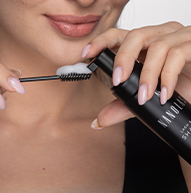 Modela usando el champú Lash & Brow