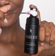 Modelo negro del champú Lash & Brow