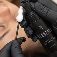 Champú para pestañas y cejas usado