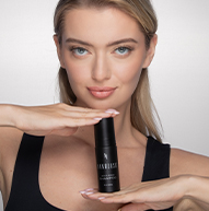 Modelo rubia sosteniendo el champú Lash & Brow
