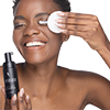Feliz modelo negra está retirando la espuma con un pad blanco