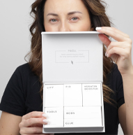 Modelo sosteniendo abierta la caja del Lash Lift Kit